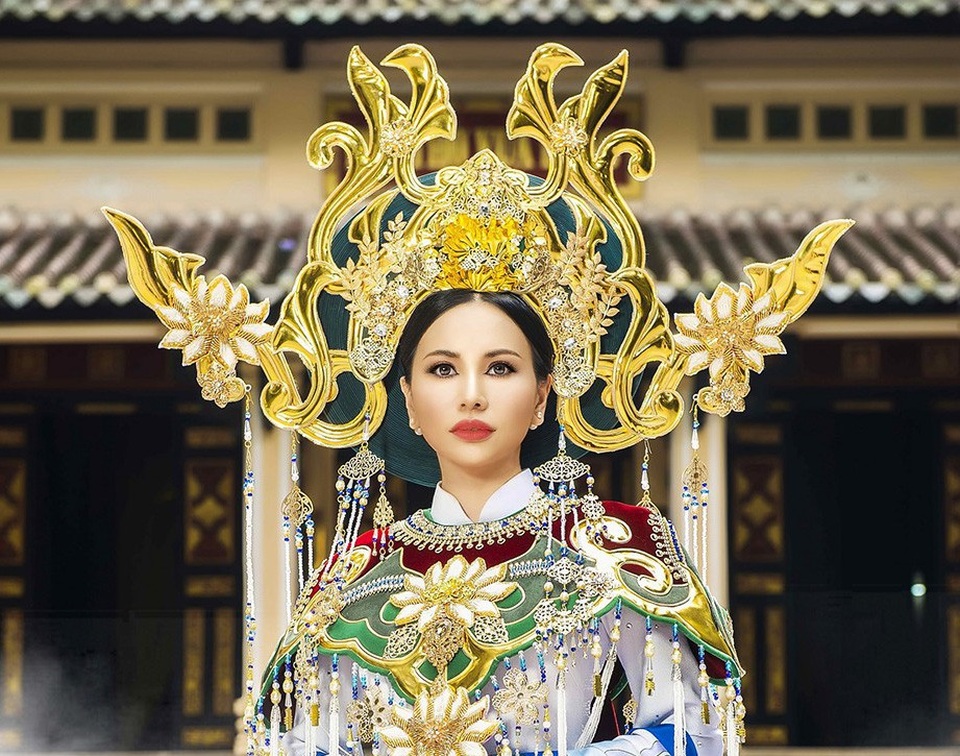 Hoa hậu Châu Ngọc Bích mang áo dài biểu tượng hoa sen trắng lộng lẫy tới Mrs Universe 2018 - 5 Đặc biệt ngoài bộ quốc phục khán giả còn ấn tượng với chiếc mấn được thiết kế theo lối đối xứng tạo được sự nghiêm cẩn của bộ quốc phục. 50 vòng hoa văn sóng nước và hoa sen, bên cạnh đó là những tua trạm trổ được lấy cảm hứng từ tượng Phật và đài sen được làm bằng thủ công.