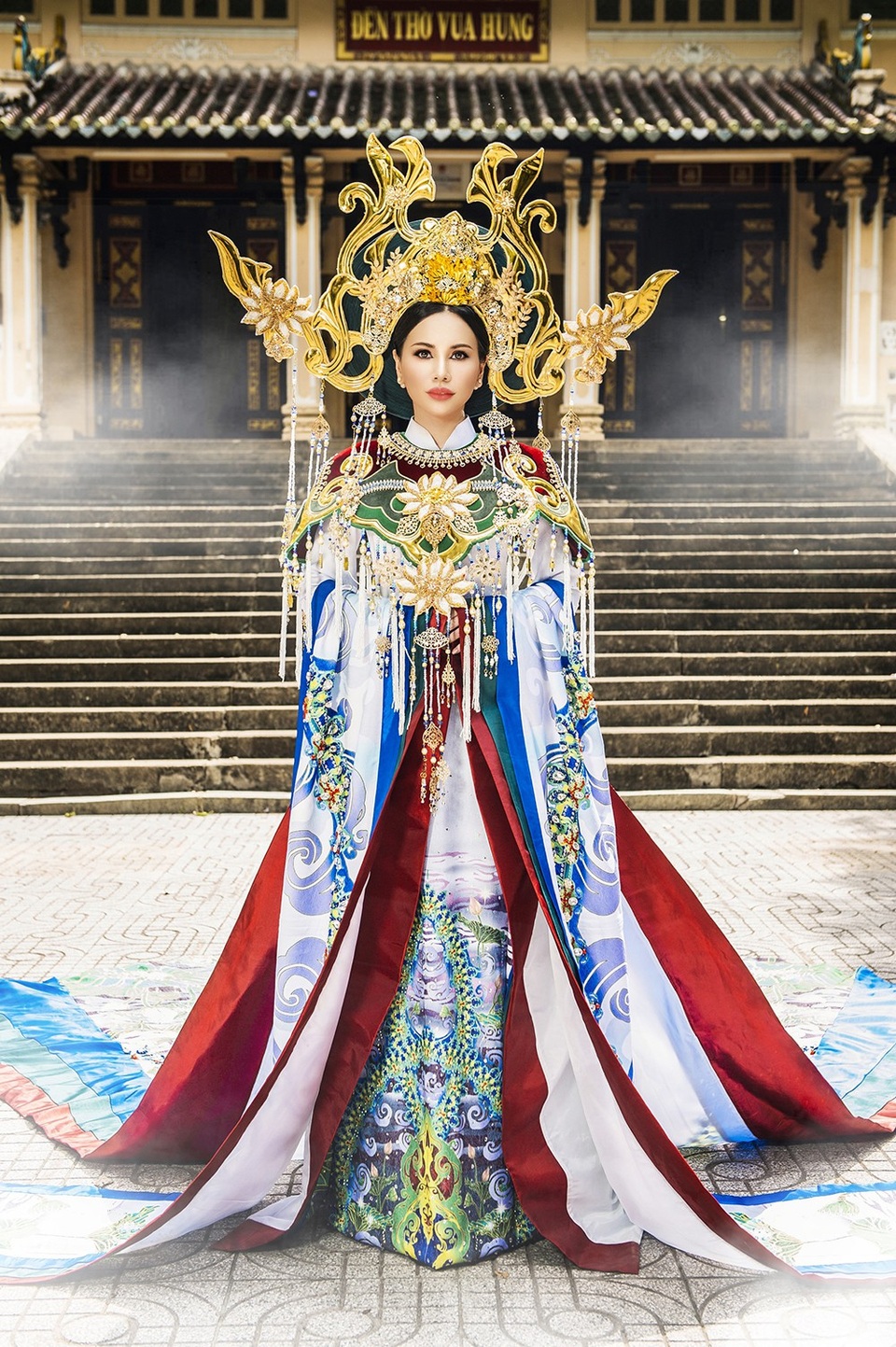 Hoa hậu Châu Ngọc Bích mang áo dài biểu tượng hoa sen trắng lộng lẫy tới Mrs Universe 2018 - 3 Đúng như tên gọi Bạch Liên Hoa, bộ quốc phục toát lên vẻ sang trọng, trang nghiêm. Không mang tính chặt chém phô trương, mà tinh thần bộ trang phục mang tới sự nhẹ nhàng trang nhã khi được nhà thiết kế lấy cảm xúc từ thiền trong Phật giáo.