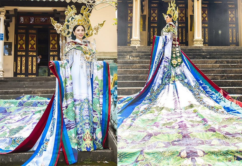 Hoa hậu Châu Ngọc Bích mang áo dài biểu tượng hoa sen trắng lộng lẫy tới Mrs Universe 2018 - 2 Sau khi hình ảnh bộ quốc mà Hoa Hậu Châu Ngọc Bích mang đến đấu trường nhan sắc quốc tế Mrs Universe 2018 được chia sẻ đã nhận được nhiều lời khen và phản ứng tích cực từ người hâm mộ.