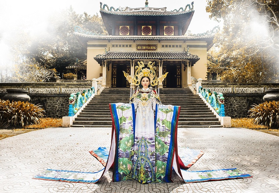 Hoa hậu Châu Ngọc Bích mang áo dài biểu tượng hoa sen trắng lộng lẫy tới Mrs Universe 2018 - 6 Hoa Hậu Châu Ngọc Bích cho biết, chị vô cùng hài lòng với bộ Quốc phục này. “Sắp tới đây tại Mrs Universe 2018 tôi sẽ cố gắng quảng bá hình ảnh, nhan sắc, tâm hồn của người phụ nữ Việt Nam đến với bạn bè thế giới”.