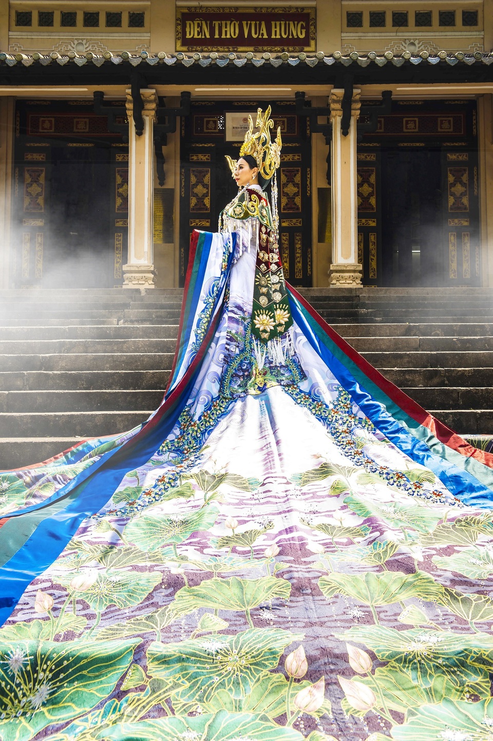 Hoa hậu Châu Ngọc Bích mang áo dài biểu tượng hoa sen trắng lộng lẫy tới Mrs Universe 2018 - 4 “Tuy đã thực hiện nhiều bộ quốc phục từ nhiều cuộc thi trước đây cũng như hoa sen không phải chủ đề mới mẻ trong các bộ quốc phục từ trước tới nay, nhưng đặc biệt lần này tôi đã sử dụng công nghệ in ấn mới nhất thay vì thêu hay vẽ như nhưng bộ quốc phục khác. Họa tiết hoa, lá sen trên bộ quốc phục đều được thực hiện trên máy sau đó in ra nên những đường nối đều liên kết với nhau hài hòa”, nhà thiết kế Lê Long Dũng chia sẻ.