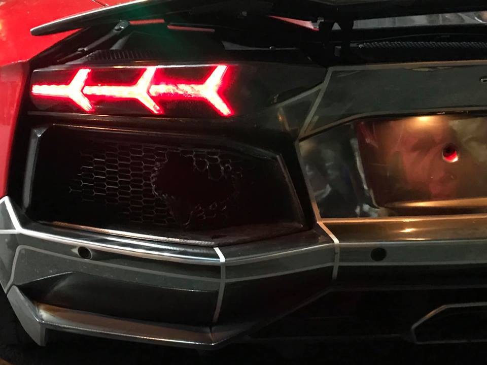 Nẹt pô mừng chiến thắng của bóng đá Việt Nam, siêu xe Lamborghini suýt cháy rụi - 2 Phần đuôi xe bị cháy xém sau vụ việc