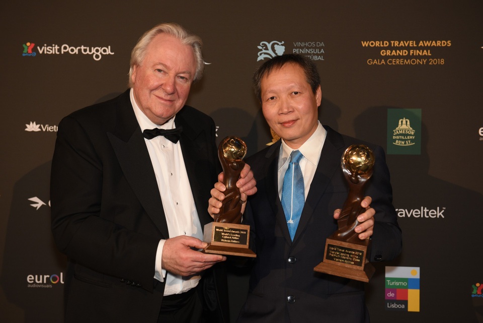 Hãng hàng không Việt Nam nhận giải thưởng “Oscar” của ngành du lịch thế giới - 1 Chủ tịch WTA Graham Cooke chụp ảnh cùng ông Nguyễn Quốc Hưng - Phó Trưởng Chi nhánh Vietnam Airlines tại Pháp, đại diện Vietnam Airlines tại lễ trao giải.