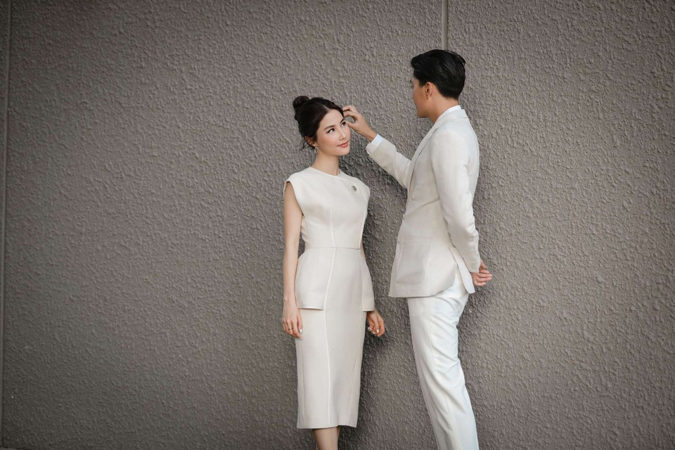 Quang Đại liên tục “tán tỉnh” Diễm My 9x - 5 Người hâm mộ bắt gặp Quang Đại nhiều lần đưa tay vén mái tóc bới tự nhiên loã xoã trước gió của Diễm My.