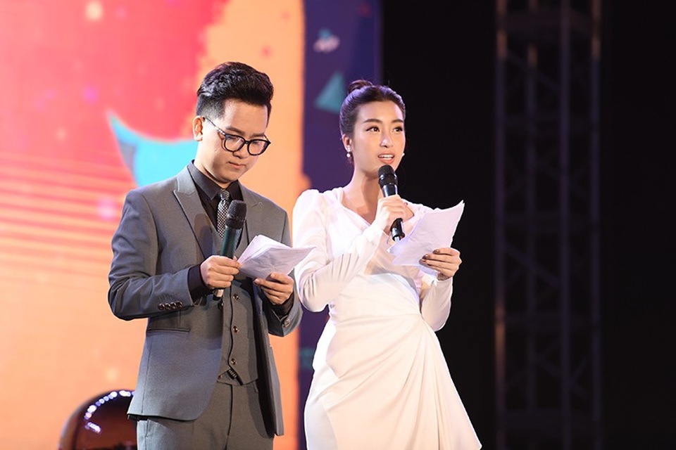 Chính thức lên sóng VTV, Hoa hậu Đỗ Mỹ Linh tiết lộ về “bà mối” Ngọc Trinh - 3 Hoa hậu Việt Nam 2016 Đỗ Mỹ Linh cùng MC Hữu Trí của VTV24 đảm nhiệm vai trò MC của chương trình.