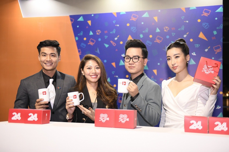 Chính thức lên sóng VTV, Hoa hậu Đỗ Mỹ Linh tiết lộ về “bà mối” Ngọc Trinh - 2 BTV Ngọc Trinh cùng các MC quảng bá cho Tiêu Dùng 24h - chương trình mới của VTV24 do chính cô tổ chức sản xuất.