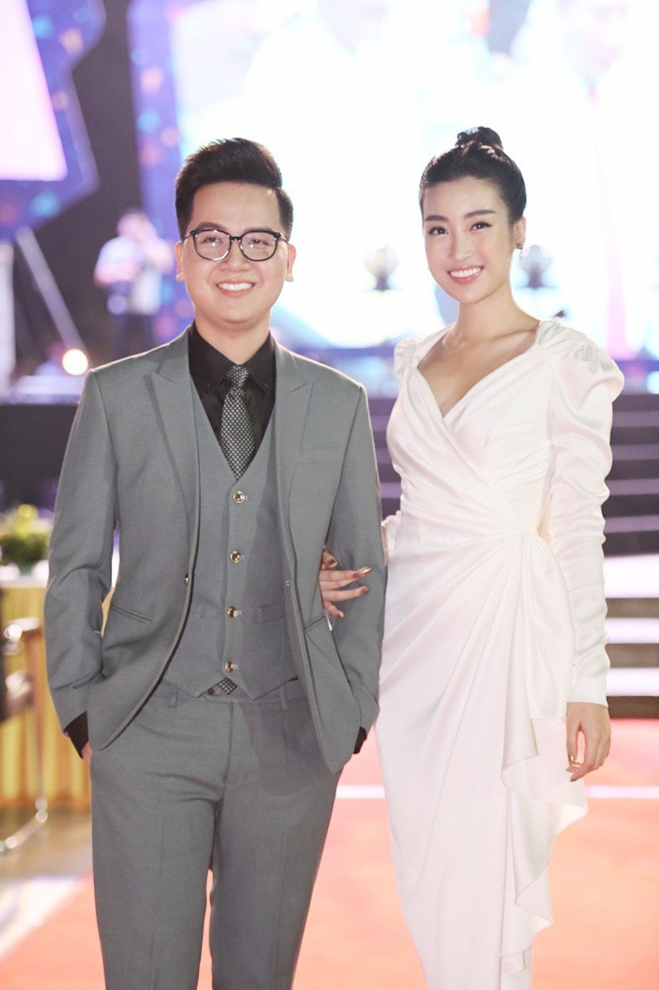 Chính thức lên sóng VTV, Hoa hậu Đỗ Mỹ Linh tiết lộ về “bà mối” Ngọc Trinh - 6 Đỗ Mỹ Linh tươi tắn bên người bạn dẫn là MC Hữu Trí.