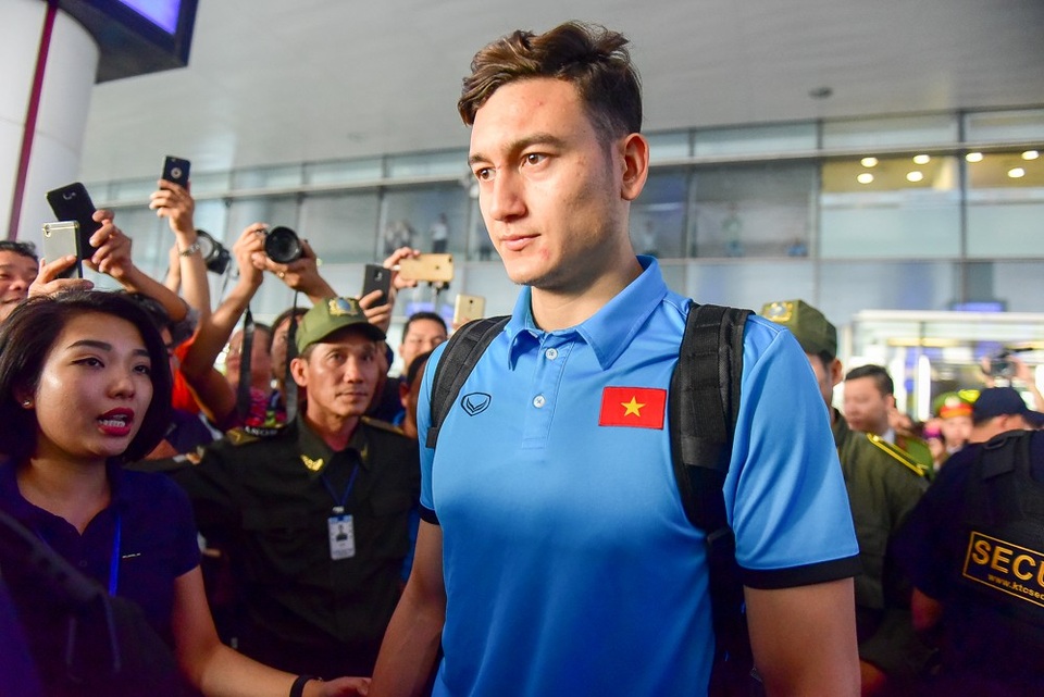 Đội tuyển Việt Nam rạng rỡ trở về sau chiến thắng trước Philippines - 3 Chiến thắng 2-1 trước Philippines tại trận bán kết lượt đi đã giúp đội tuyển Việt nam bước một chân vào trận chung kết AF Cup 2018.