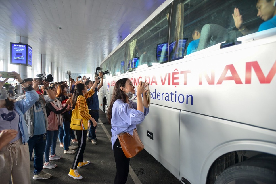 Đội tuyển Việt Nam rạng rỡ trở về sau chiến thắng trước Philippines - 12 Người hâm mộ và cổ động viên chào đón những chiến binh tuyển Việt Nam trở về