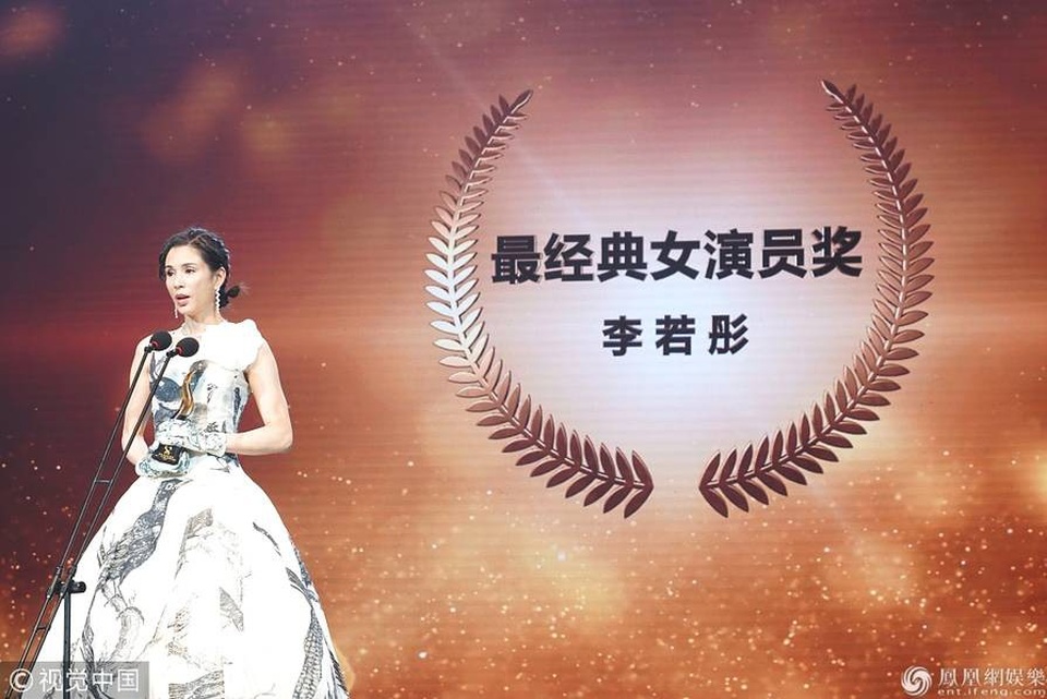 
Lý Nhược Đồng nhận cháu gái ruột là con nuôi và xem cô bé như con đẻ. Cô vẫn tin rằng, một ngày nào đó sẽ gặp được một người đàn ông tốt và kết hôn.
