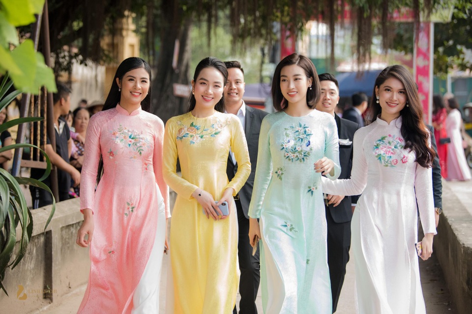 Vẻ đẹp thanh xuân rực rỡ của các Hoa hậu, Á hậu khiến quan khách không thể rời mắt. Họ đều là những người bạn, chị em thân thiết của Thanh Tú trong giới giải trí.