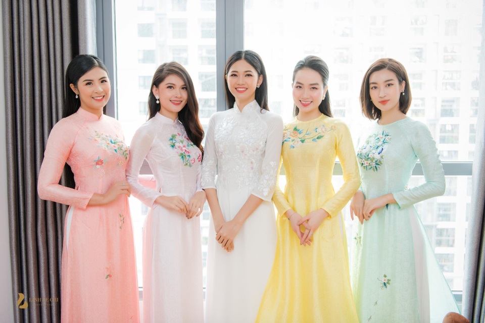 “Những người chị em thân thiết đã đồng hành và “làm nền” cho cô em gái nhỏ trong thời khắc hân hoan nhất. Những chiếc áo dài thêu tay được Hân thiết kế trên nền chất lụa Việt với gam màu pastel như hồng, trắng, vàng hay xanh mint dịu dàng, nhẹ nhàng. Mỗi chị em một vẻ, tất cả chị em đều xinh đẹp, rạng rỡ, cùng nhau xúng xính trong ngày vui của Thanh Tú”, Ngọc Hân chia sẻ.