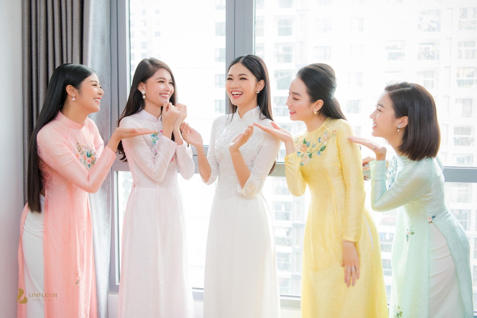 “Nhìn ánh mắt, ngắm nụ cười... chị tin em thực sự sẽ là một cô dâu hạnh phúc. Mong em sẽ có một sự khởi đầu an lạc, bình yên bên người em thương”, Hoa hậu Ngọc Hân gửi đến cô em thân thiết những dòng chia sẻ đầy xúc cảm sau khi Thanh Tú chính thức lên xe hoa về nhà chồng.