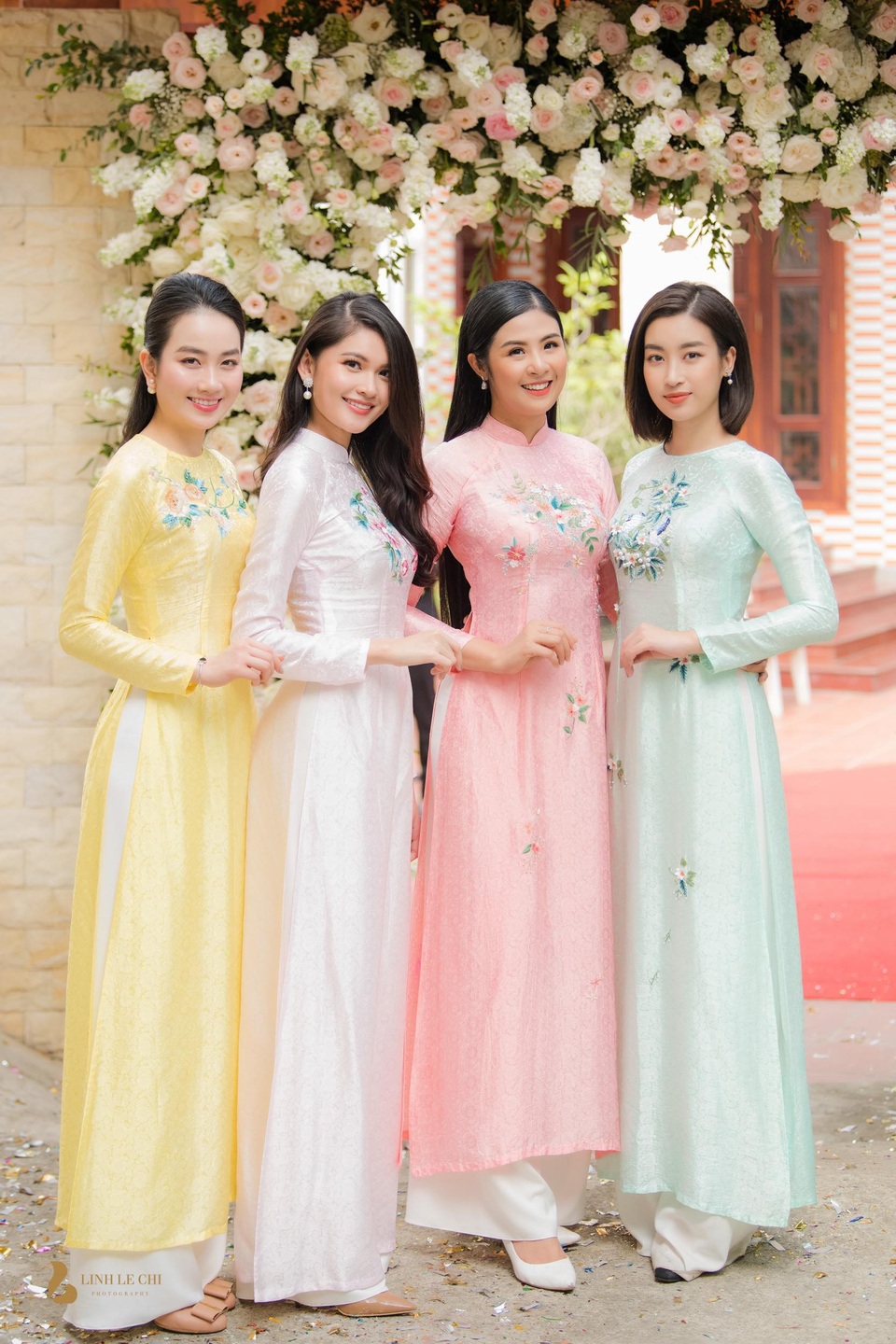 Trong ngày cưới của Thanh Tú, Hoa hậu Ngọc Hân cùng Hoa hậu Đỗ Mỹ Linh, Á hậu Thuỳ Dung, người đẹp Phùng Lan Hương đã làm phù dâu cho Thanh Tú. Trên trang cá nhân, Đỗ Mỹ Linh dí dỏm chia sẻ, đây là dàn phù dâu: “xinh nhất hệ mặt trời”.