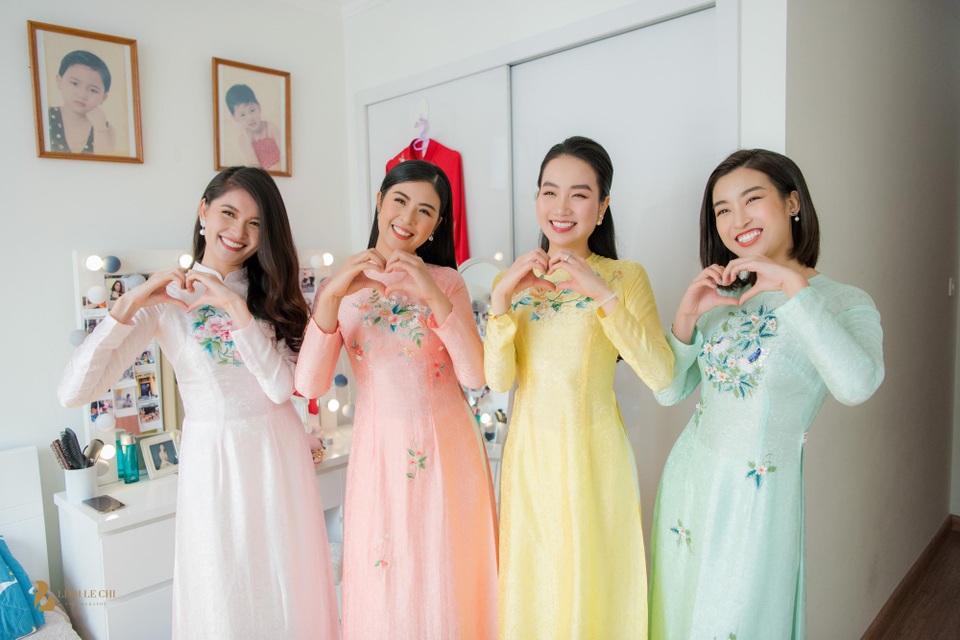 
Các người đẹp đều mặc áo dài thiết kế của Ngọc Hân trong ngày Thanh Tú lên xe hoa.
