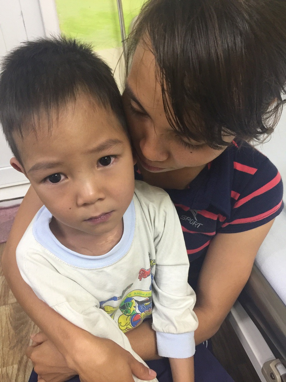 Số tiền bệnh viện báo ca mổ lần này của con hết 166 triệu đồng, Thúy không biết vay mượn ở đâu.