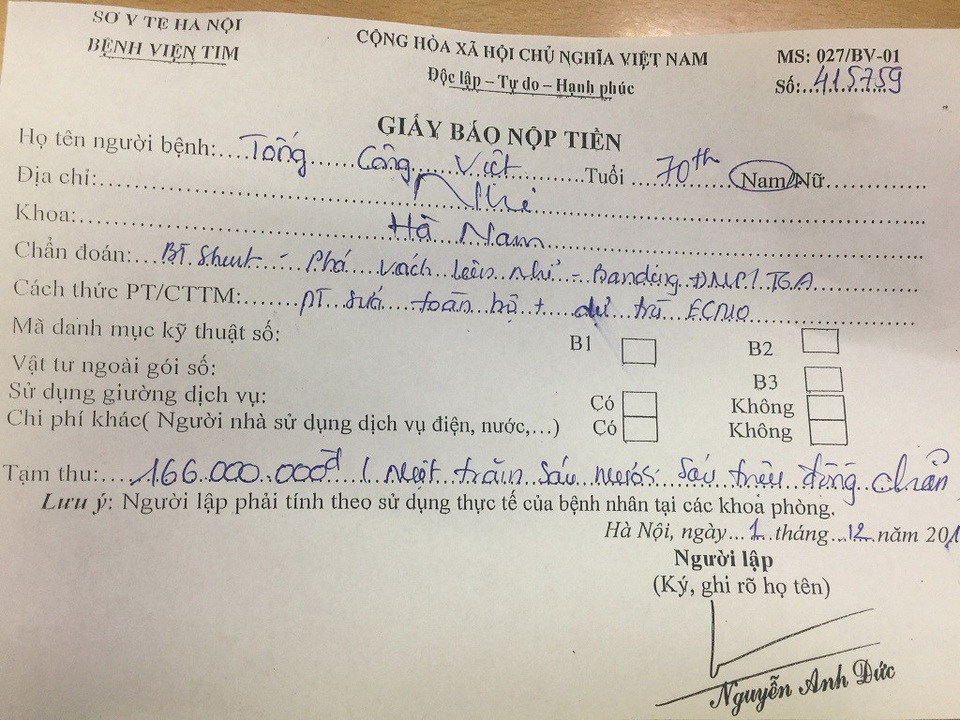 Giấy báo nộp tiền của con nhưng bố mẹ không biết vay mượn ở đâu được tiền.