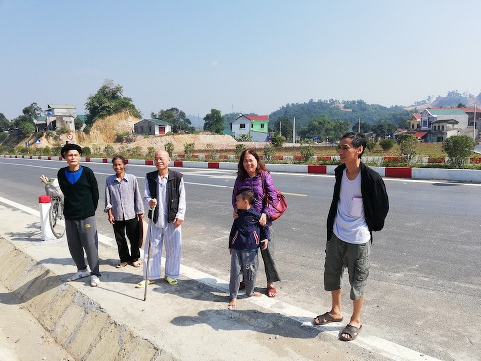 Làm xong đường, chủ đầu tư BOT Hoà Lạc - Hoà Bình quên luôn bồi thường cho dân? - 1
4 hộ gia đình vẫn chưa nhân được tiền đền bù từ phía Công ty TNHH BOT Quốc lộ 6 Hòa Lạc - Hòa Bình.