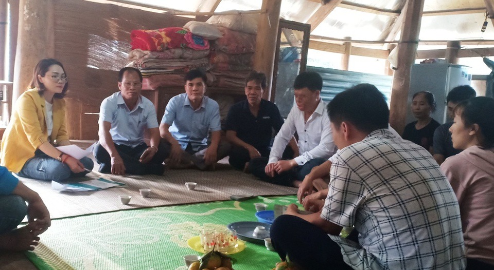 Hơn 100 triệu đồng đến với chàng trai bị tạt axit nhầm - 1 Các lãnh đạo huyện Bá Thước, lãnh đạo xã Lũng Cao cùng PV Dân trí đến chia sẻ với gia đình em Khuyên.