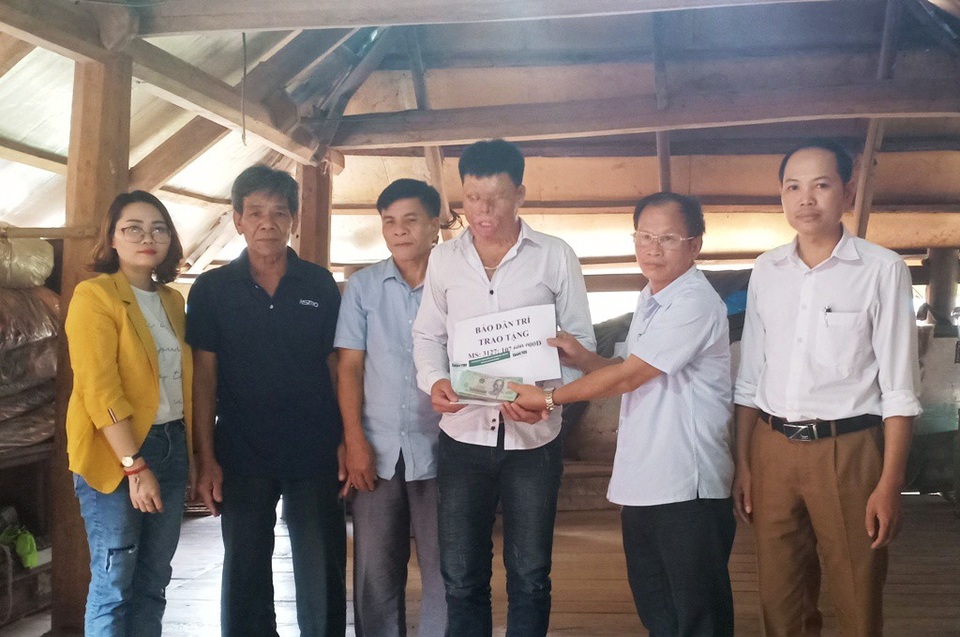 Hơn 100 triệu đồng đến với chàng trai bị tạt axit nhầm - 2 Chính quyền địa phương trao tiền bạn đọc ủng hộ tới em Khuyên.