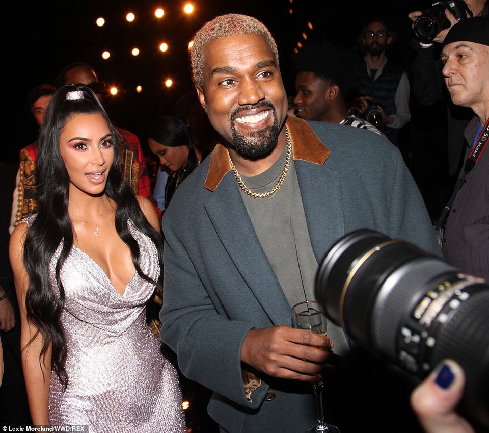 
Kim Kardashian là người lăng xê tích cực các món đồ thời trang do chồng thiết kế
