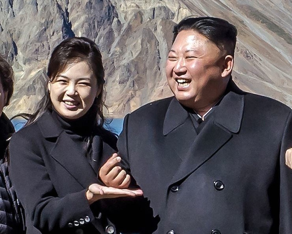 Những người Hàn Quốc hâm mộ nhà lãnh đạo Triều Tiên Kim Jong-un - 2
Ông Kim Jong-un chụp ảnh thả tim - hình ảnh đã gây bão trên mạng xã hội Hàn Quốc (Ảnh: KCNA)