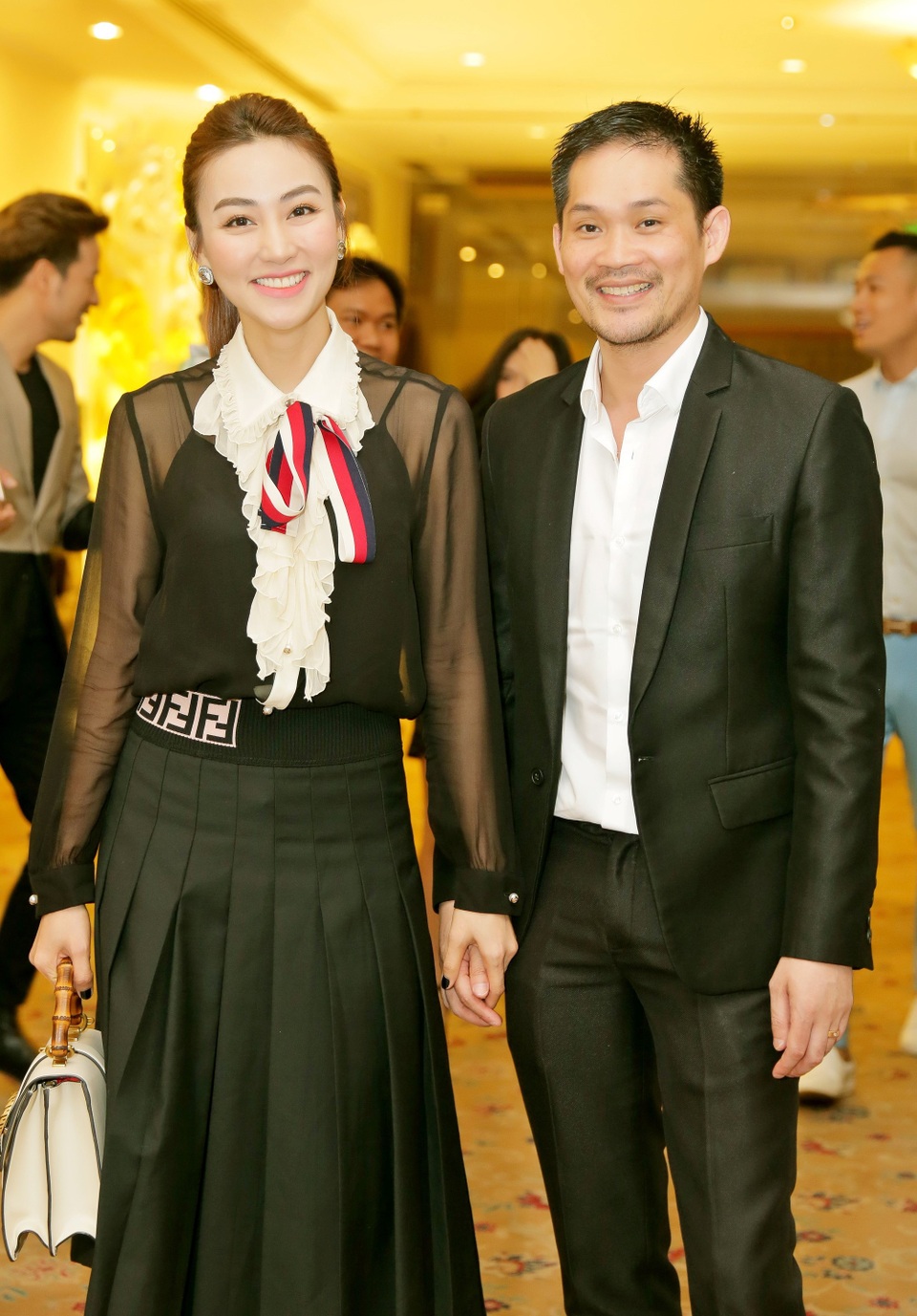 Diễn viên Ngân Khánh tay trong tay chồng đến chúc mừng đạo diễn Lê Minh kết hôn