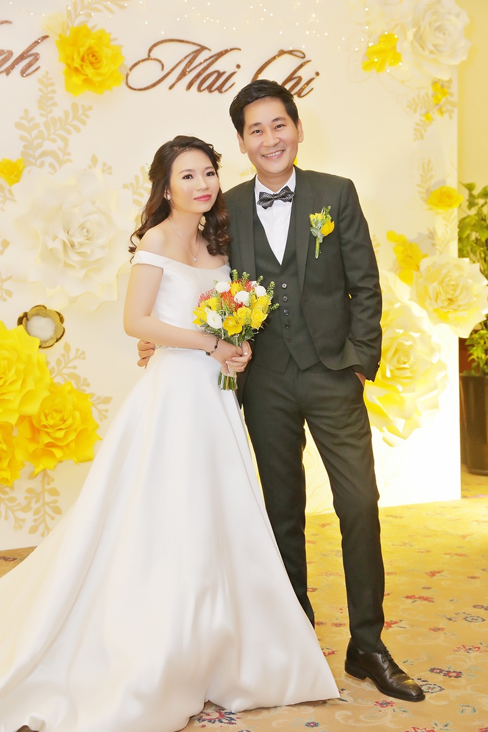 Sau hôn lễ chính thức tại nhà thờ, tối ngày 2/12 đạo diễn Lê Minh đã tổ chức tiệc để chiêu đãi bạn bè tại TPHCM. Đông đảo các diễn viên nổi tiếng đã có mặt để chúc mừng đạo diễn Lê Minh.