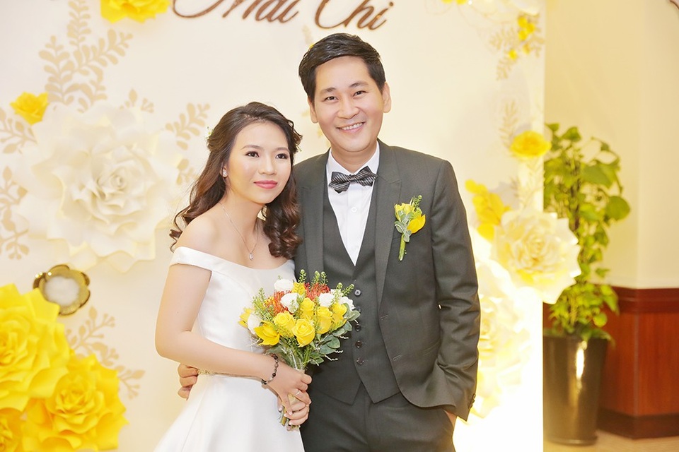 Xuất hiện trong ngày hạnh phúc của mình, chú rể Lê Minh điển trai trong trang phục vest đen rạng ngời bên bà xã trong chiếc váy cưới màu trắng tinh khôi. Nam diễn viên, đạo diễn vô cùng hạnh phúc khi tìm thấy một nửa yêu thương mình và nên duyên chồng vợ chỉ sau một thời gian ngắn tìm hiểu.