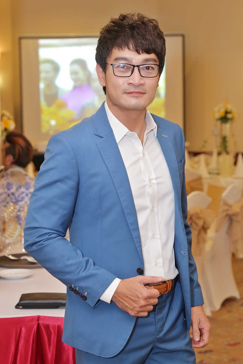 Diễn viên Trương Minh Quốc Thái trẻ trung với vest xanh, anh còn đảm nhận vai trò MC trong hôn lễ của đạo diễn Lê Minh.