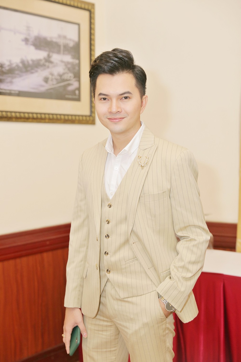 Ca sĩ Nam Cường bảnh bao trong bộ vest trang nhã, lịch sự
