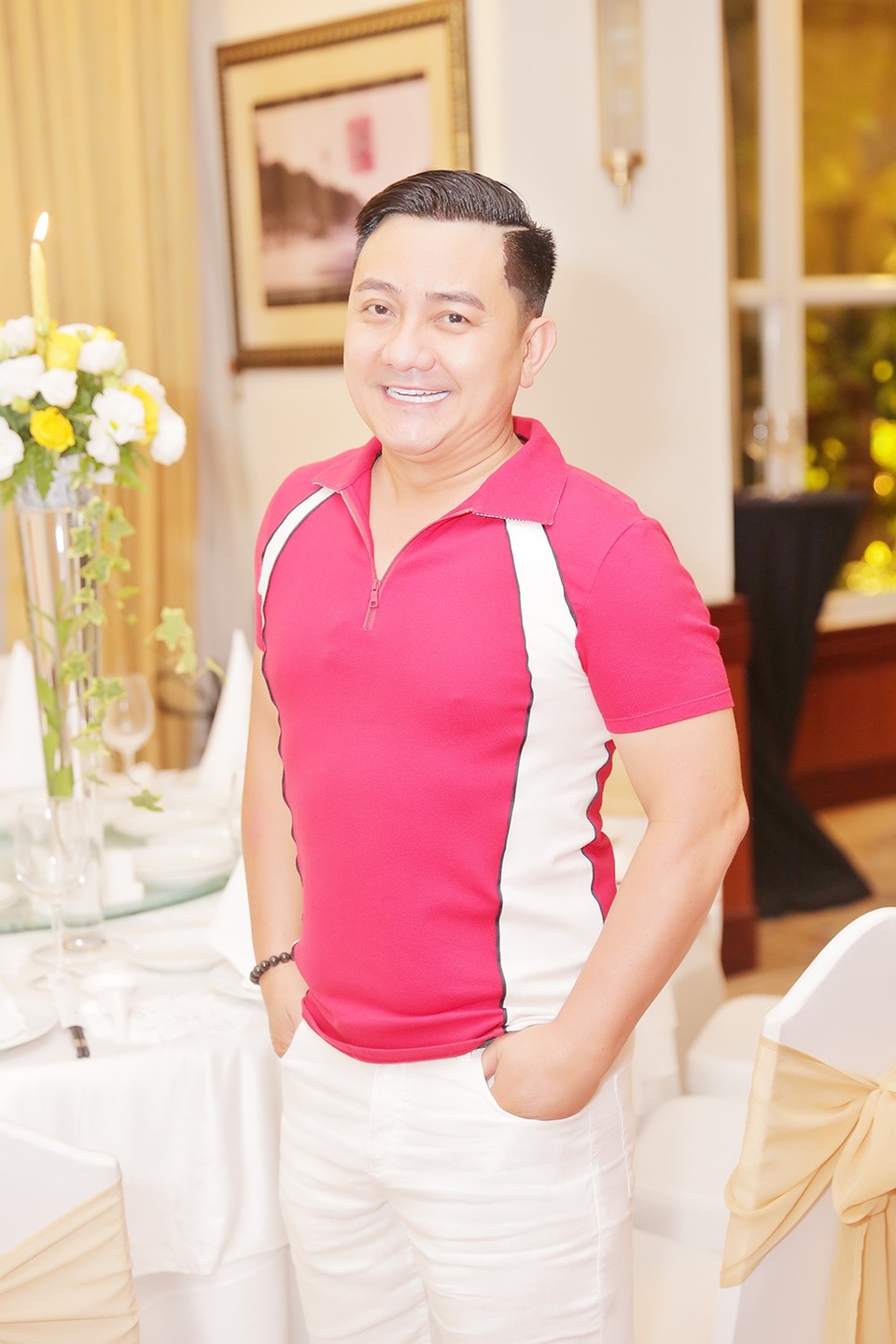 Diễn viên hài Anh Vũ diện chiếc áo màu hồng - trăng nổi bật