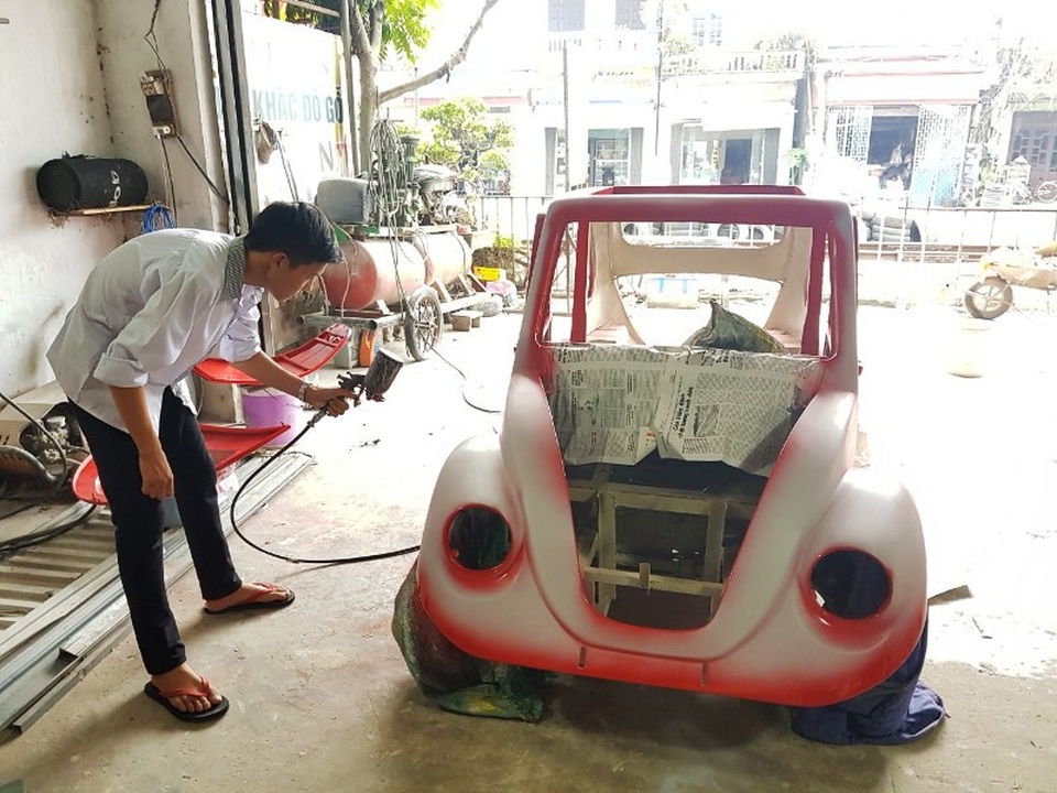 Nam sinh lớp 11 lắp ráp ô tô chạy bằng năng lượng mặt trời - 9
Cường đang trang trí chiếc xe của mình sau nhiều tháng miệt mài lắp ráp.