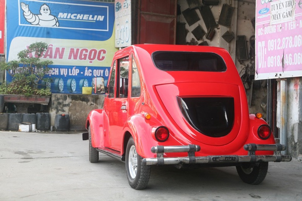 Nam sinh lớp 11 lắp ráp ô tô chạy bằng năng lượng mặt trời - 7 Chiếc xe khá bắt mắt với vỏ xe làm bằng tôn màu đỏ
