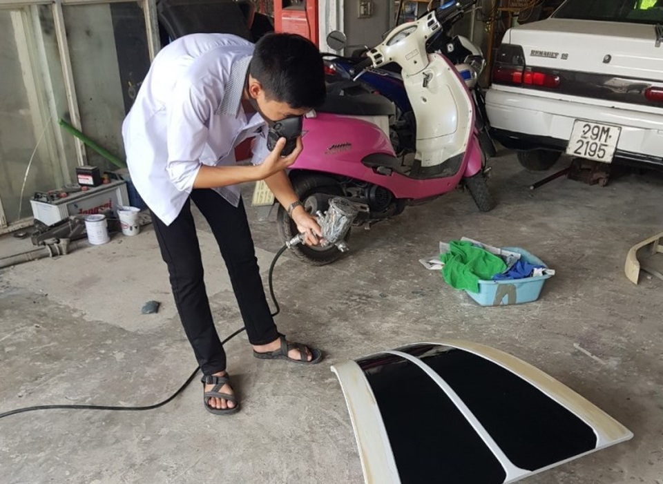 Nam sinh lớp 11 lắp ráp ô tô chạy bằng năng lượng mặt trời - 3
Việt Cường có đam mê từ nhỏ với ô tô.