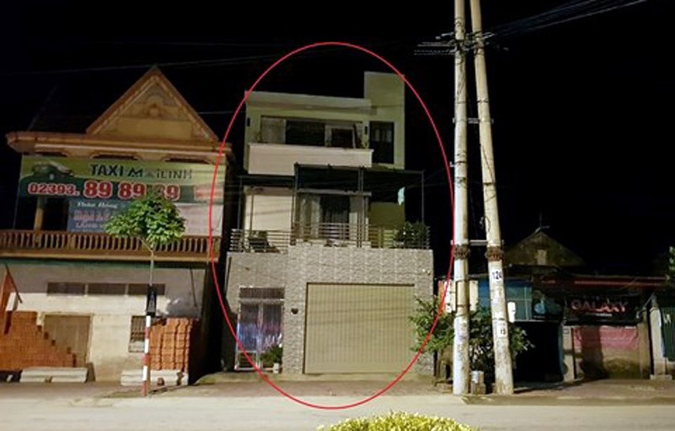 Trót tin vào lời “giảng viên đại học rởm”, hàng chục người dân khốn đốn - 3 Ngôi nhà 269A, phường Trần Phú - TX Hồng Lĩnh của vợ chồng Nguyễn Thị Kim Liên cửa đóng then cài suốt thời gian qua. Mới đây vào cuộc điều tra CQĐT Công an Hà Tĩnh phát hiện, ngôi nhà này đã được gia chủ sang nhượng cho người khác.