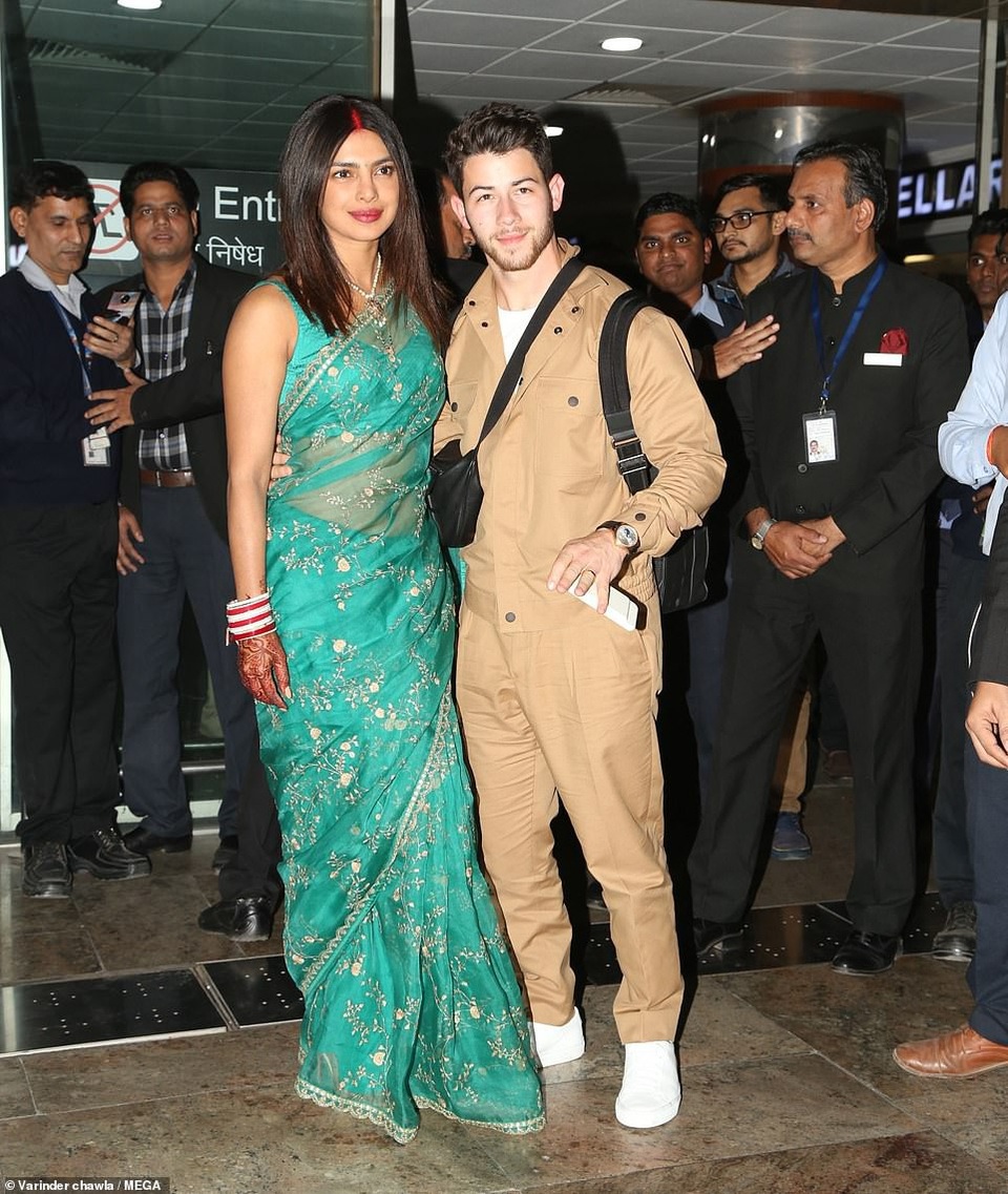 
Đôi vợ chồng mới cưới Priyanka Chopra và Nick Jonas rời Jodhpur về Delhi, Ấn Độ ngày 2/12
