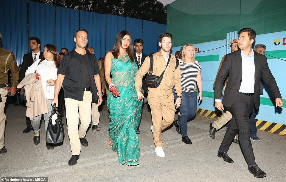 
Họ được cả đoàn tùy tùng hộ tống tại sân bay
