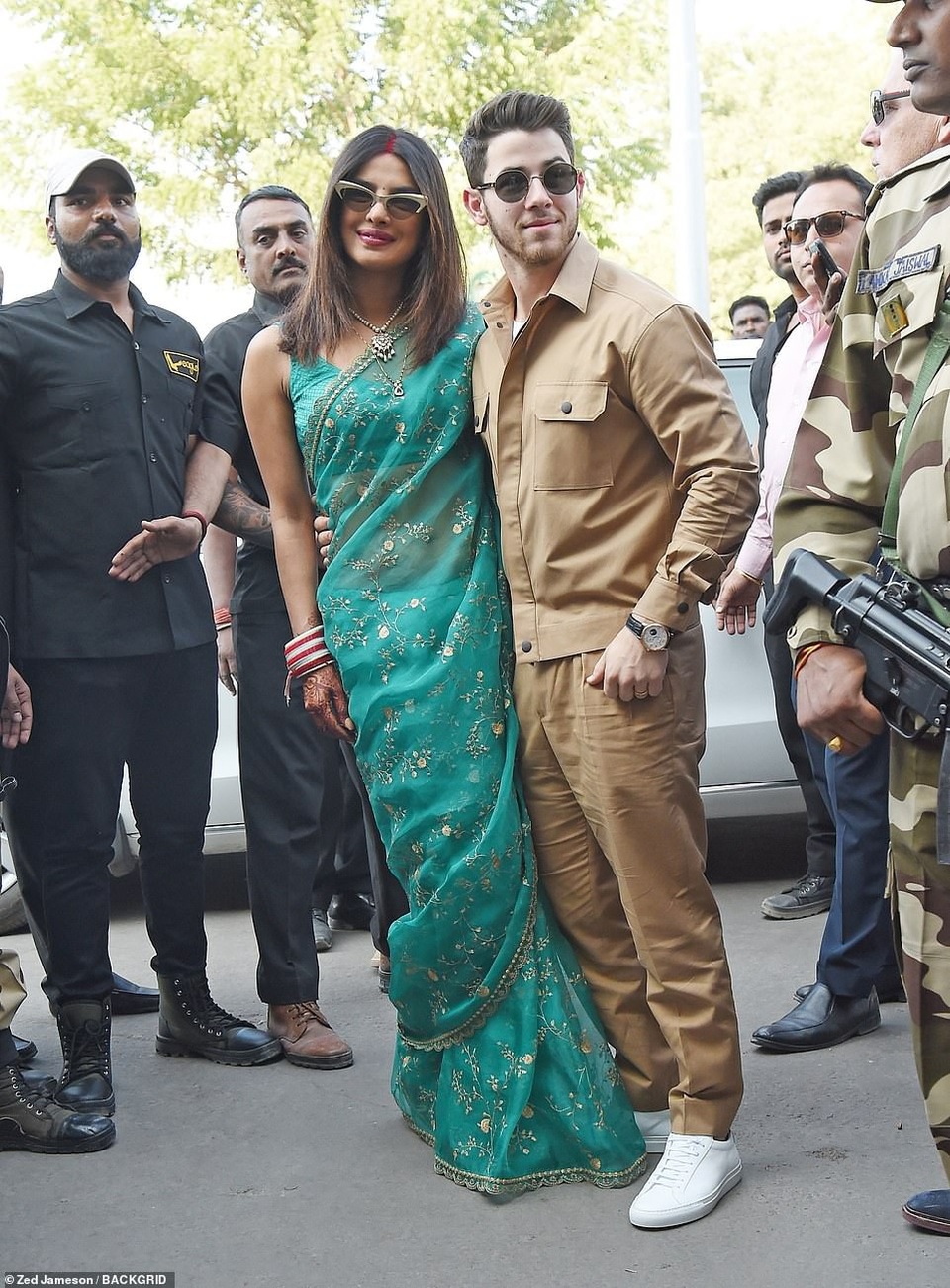 
Cặp đôi được phóng viên và fans chào đón nồng nhiệt
