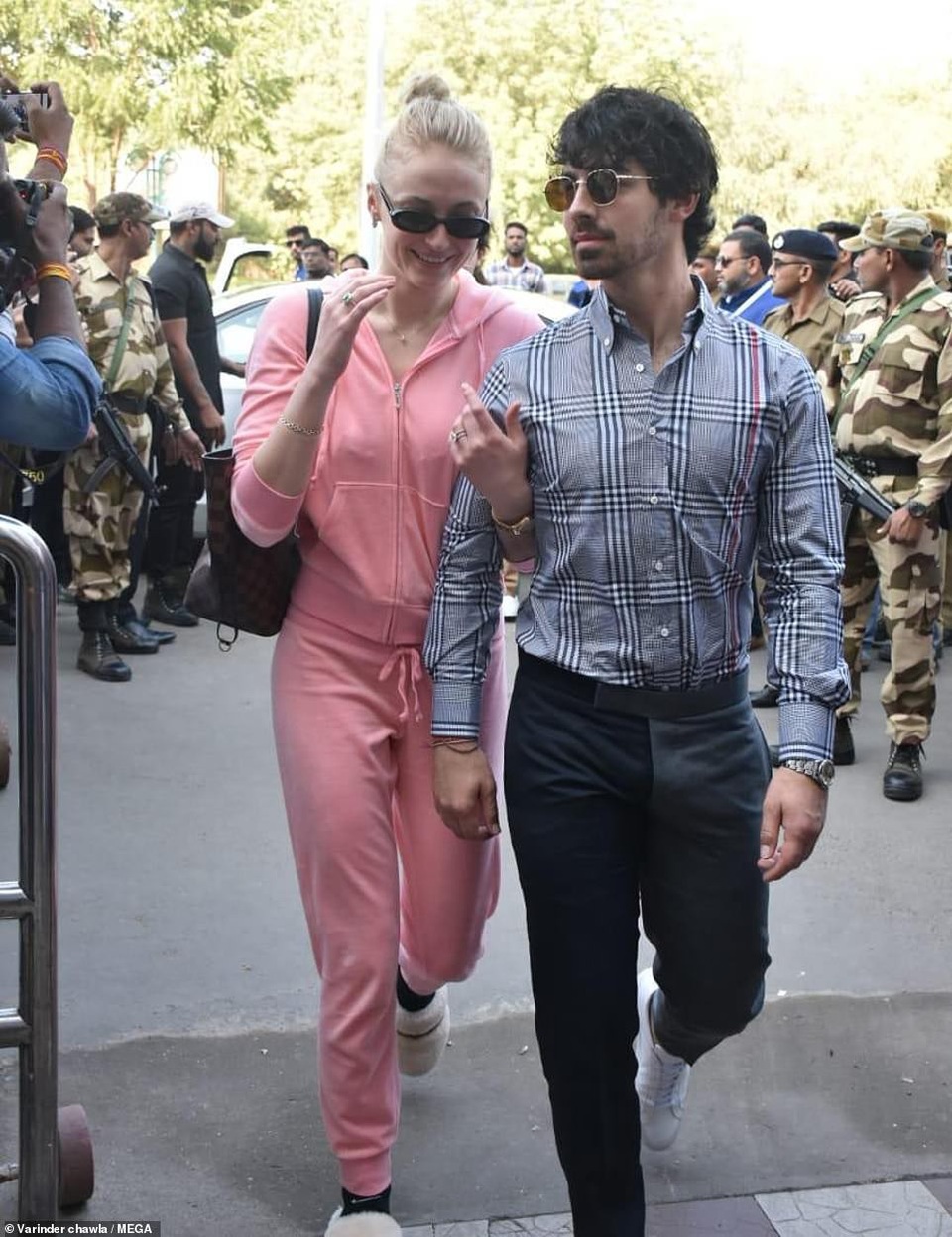 
Cùng xuất hiện với cặp đôi này là gia đình của Nick - trong ảnh là Joe Jonas và bạn gái Sophie Turner
