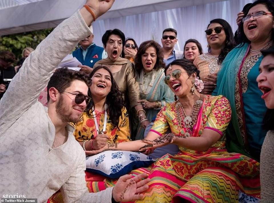 Vợ chồng Priyanka Chopra - Nick Jonas xuất hiện sau đám cưới - 14