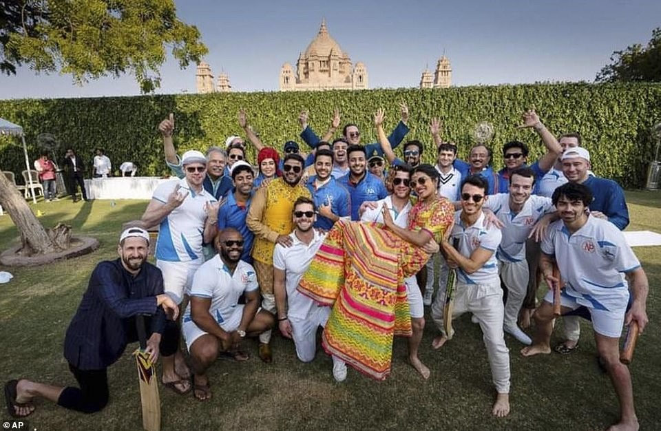 
Cặp đôi chia sẻ với fans những hình ảnh đẹp trong ngày cưới
