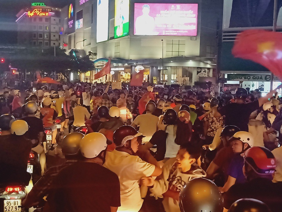 Người dân cả nước sôi động mừng chiến thắng của đội tuyển Việt Nam - 25