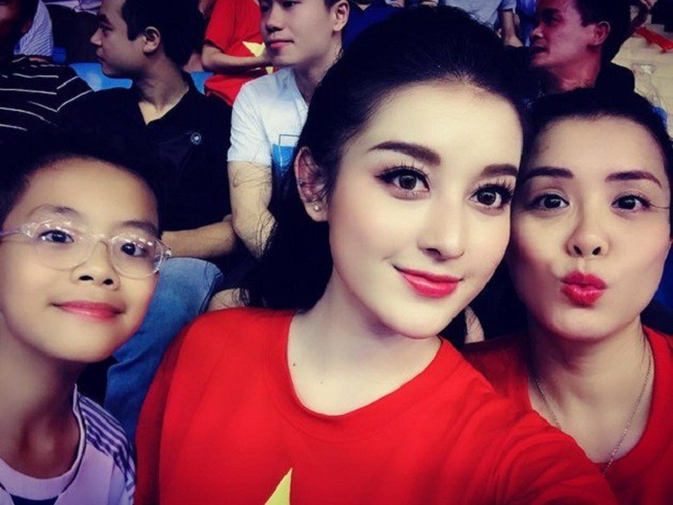 Ngắm nhan sắc 3 mỹ nhân "cháy hết mình" cổ vũ đội tuyển Việt Nam - 3
Cổ vũ hết mình vì màu cờ sắc áo, Huyền My nổi bật giữa khán đài.