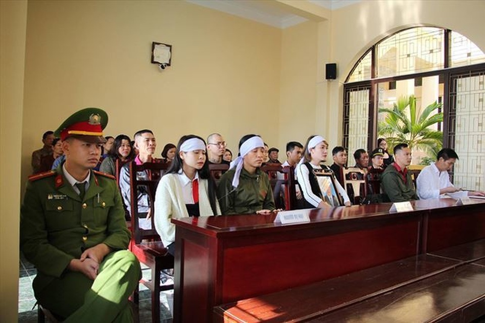 Chuyện buồn ở "đặc khu" Vân Đồn: Huynh đệ tương tàn vì cơn sốt đất - 3
Người thân ôm di ảnh ông Hồng đến phiên tòa