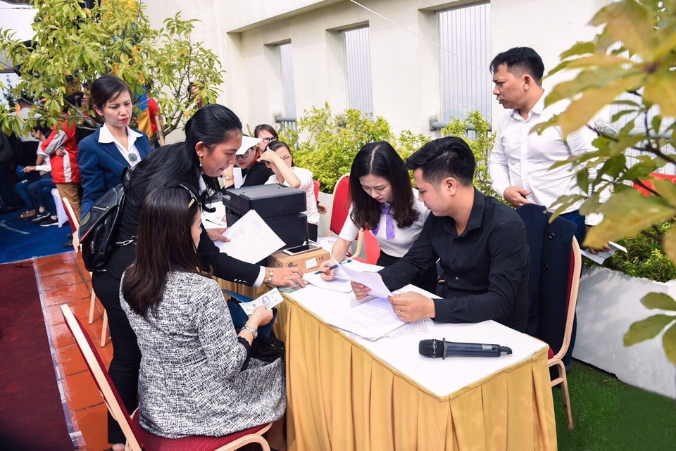 Nhiều khách hàng đã rất ấn tượng và quyết định đặt cọc mua căn hộ ngay tại buổi lễ mở bán Oriental Westlake. Hotline 088 659 5588