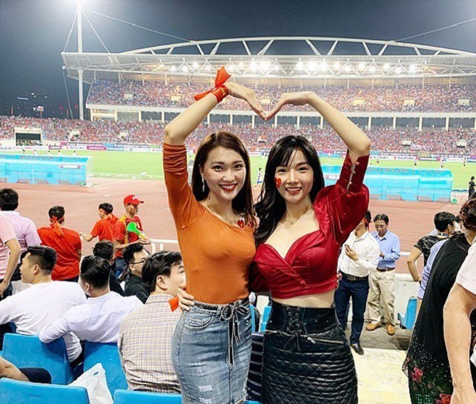 Ngắm nhan sắc 3 mỹ nhân "cháy hết mình" cổ vũ đội tuyển Việt Nam - 6
Cô được cho là bạn gái tin đồn của Phan Văn Đức.