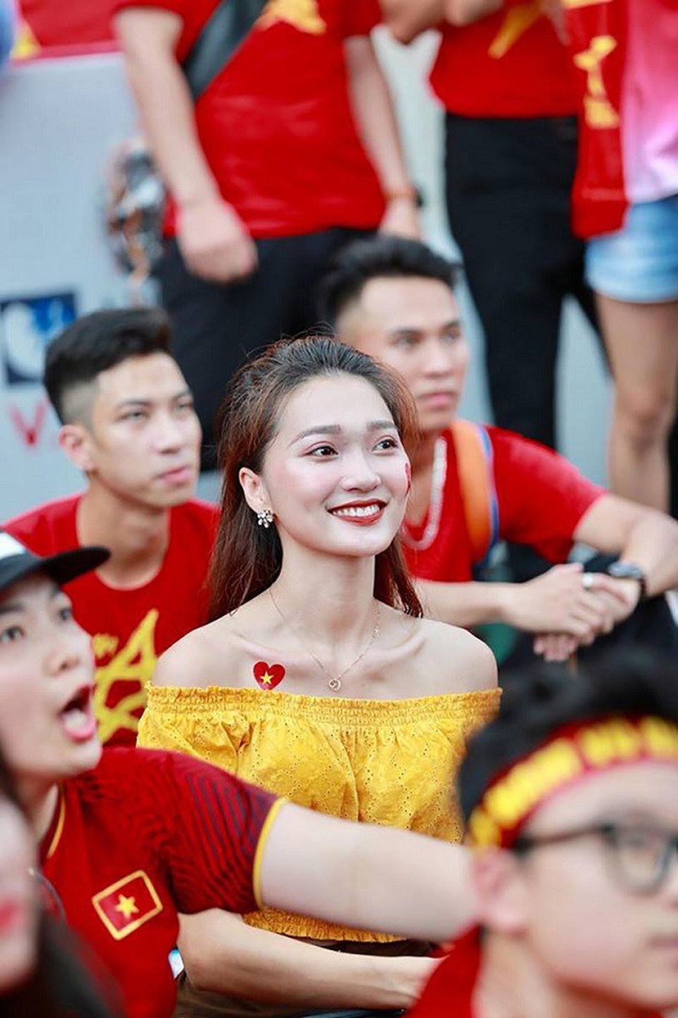 Ngắm nhan sắc 3 mỹ nhân "cháy hết mình" cổ vũ đội tuyển Việt Nam - 7
Vẻ đẹp rực sáng như tiên nữ của Ngọc Nữ trên khán đài.