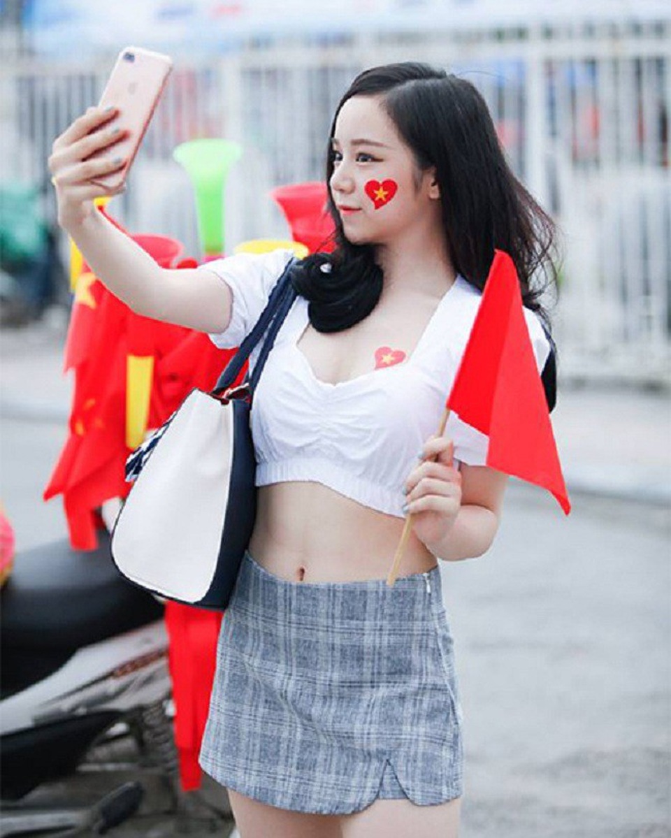 Ngắm nhan sắc 3 mỹ nhân "cháy hết mình" cổ vũ đội tuyển Việt Nam - 9
Hotgirl ngủ gật Nguyễn Thuỷ Tiên cũng là một CĐV nhiệt huyết với đội nhà.