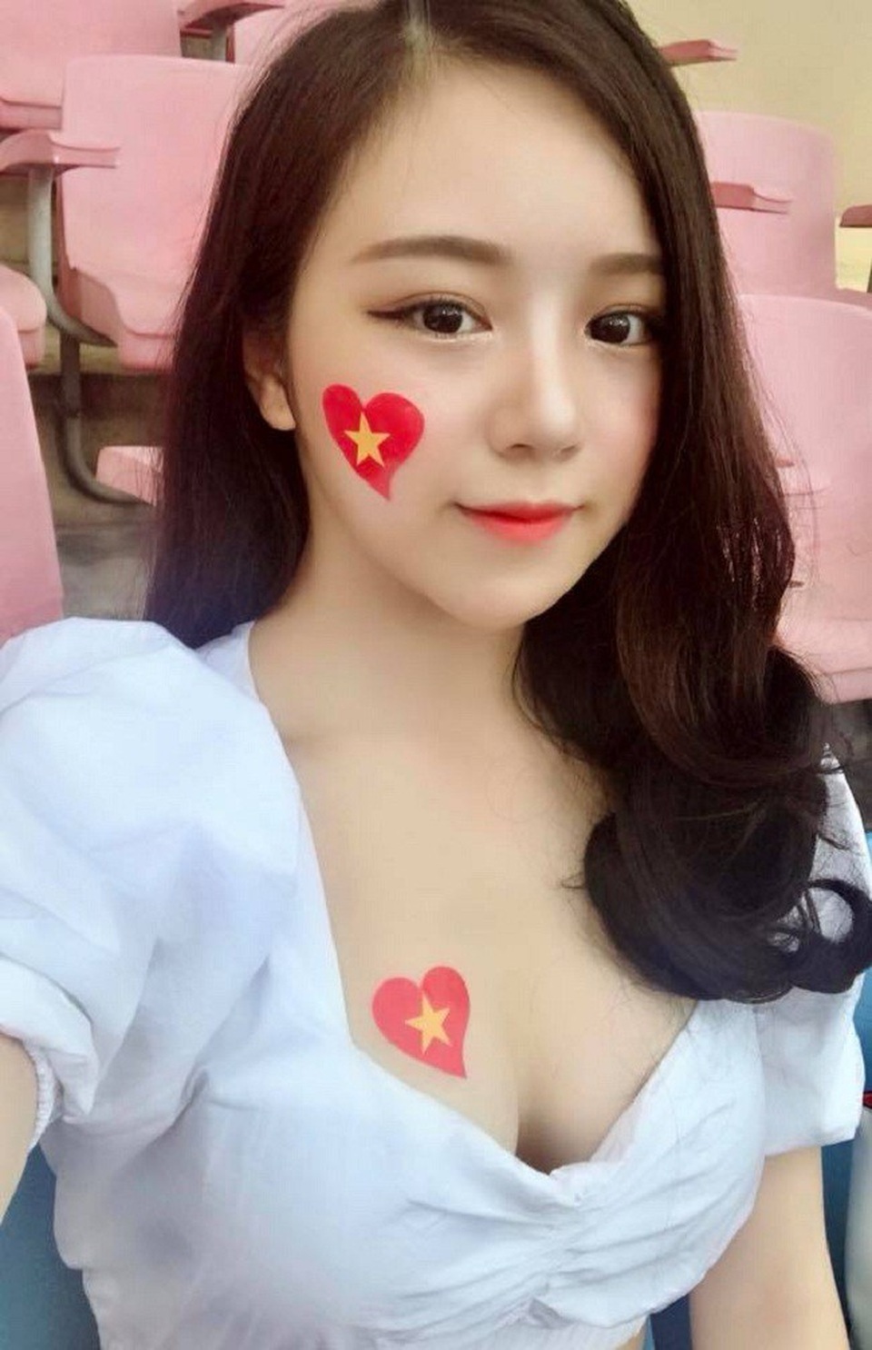 Ngắm nhan sắc 3 mỹ nhân "cháy hết mình" cổ vũ đội tuyển Việt Nam - 10
Cô nàng xuất hiện với sticker trái tim hình cờ đỏ sao vàng.
